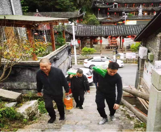 走訪慰問送溫暖 濃濃關愛暖人心--市三都澳水電公司項目部職工走訪慰問留守孤寡老人